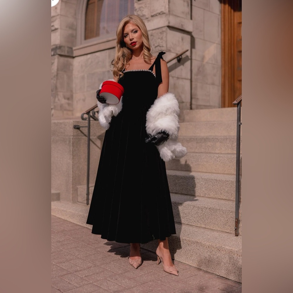 BNWT Jessakae Mary Black Velvet Dress - M